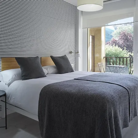 Always Easy I Secundino Esnaola アパート